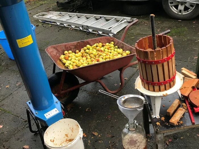 apple pressing