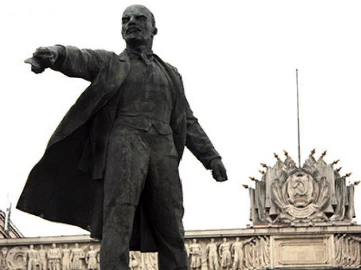 aspietroburgocasadeisovietmonumentoaleninprimopiano1