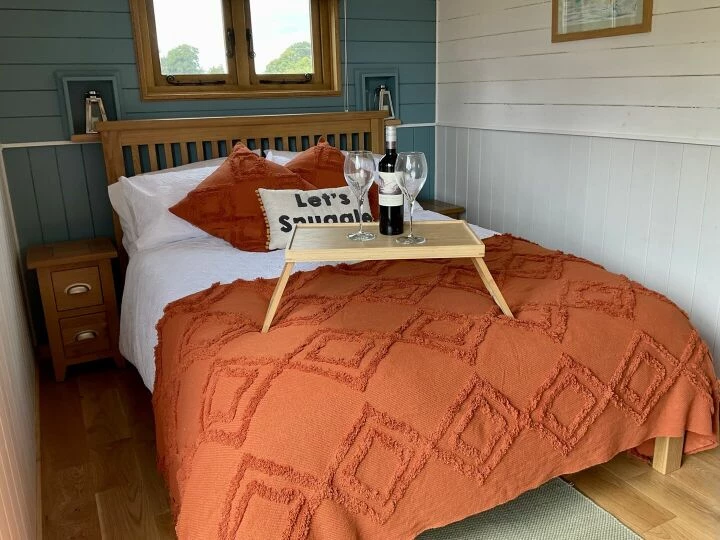 Peplo Bed