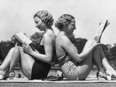 vintage-women-reading-on-holiday