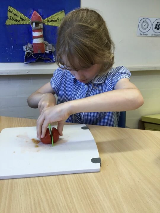 Cutting tomatoes