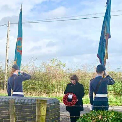 borough councillor janet clowes laying a wreath