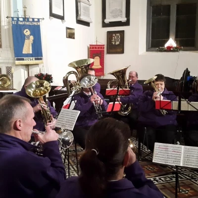 carols round the tree