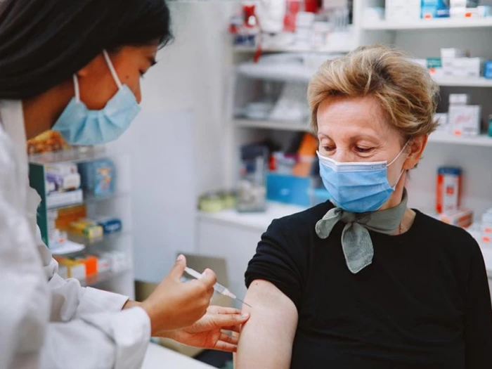 covidvaccinebeingadministered 03