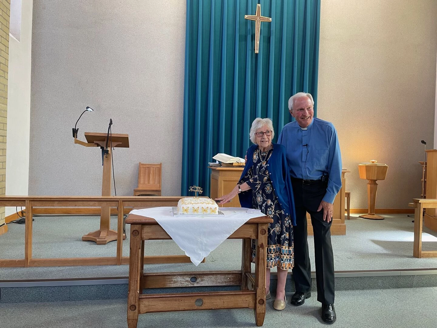 gill and rev david coote cutting cake