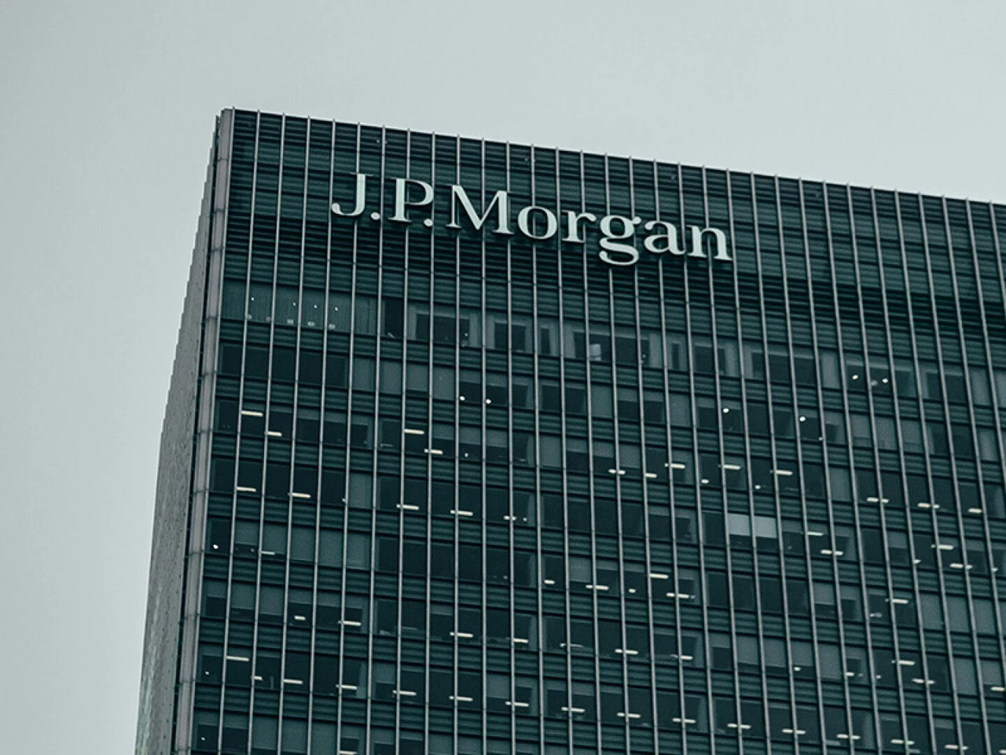 jpmorgan chase beat first quarter estimates on the back of record equity trading and increased fees mergers underwriting and advising on mergers