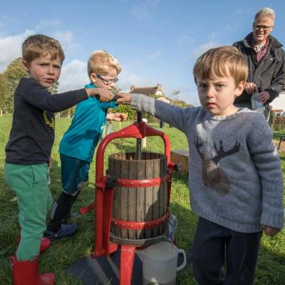 pressing apple pulp with child labour