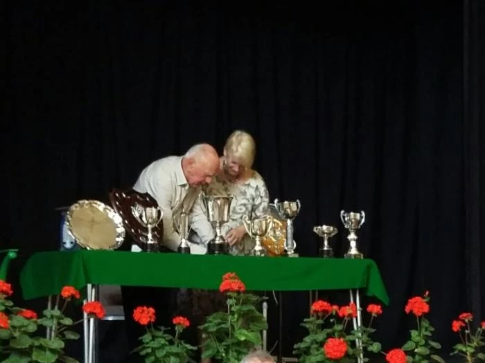 ths 2017 sue hardacre getting instructions for awarding the winners trophies