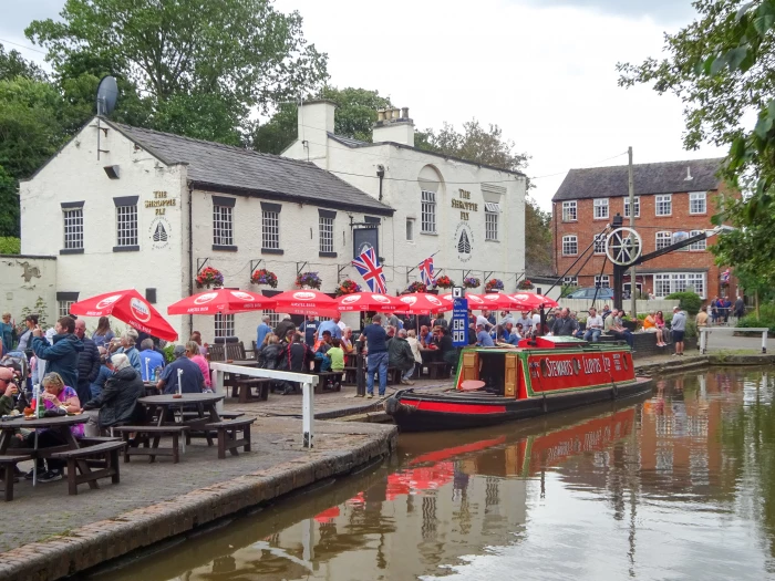 visitors at audlem wharf